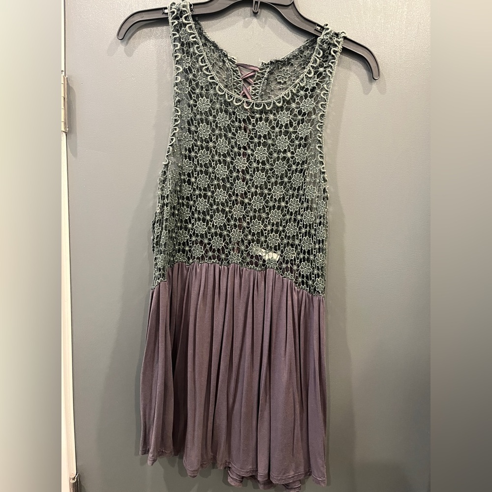 Gray tank top with floral details